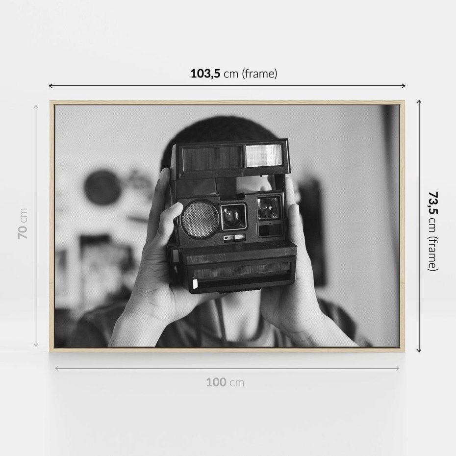 Obraz w ramie 100x70 - Mężczyzna za Aparatem - czarno białe zdjęcie, portret - rama drewno