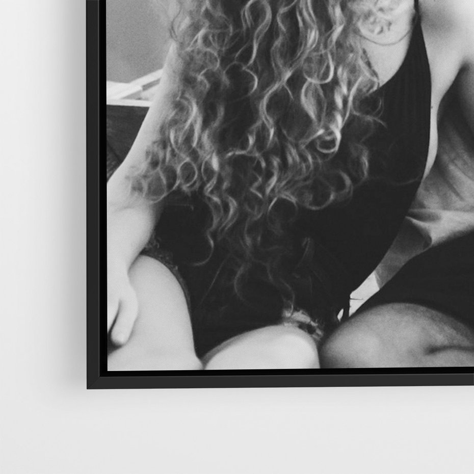 Obraz w ramie 50x70 - Księga mglistych marzeń - czarno biała fotografia, para zakochanych w łodzi - rama czarna