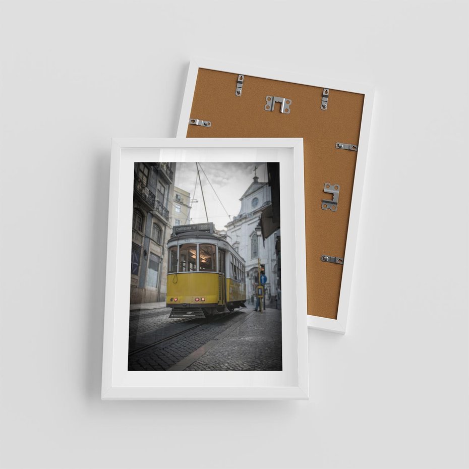Plakat w ramie 30x40 - Urok tramwajów Lizbony - tramwaj, Lizbona - rama biała
