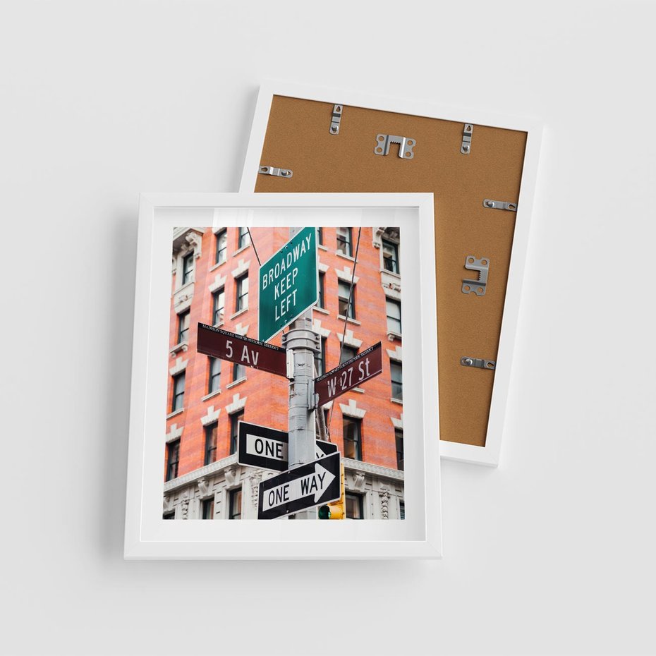 Plakat w ramie 40x50 - Namiastka wielkiego miasta - Nowy Jork, drogowskaz - rama biała