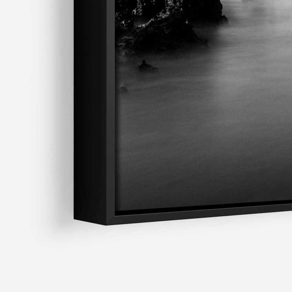 Obraz w ramie 50x70 - Harmonia świateł i cieni - zamglona dzika plaża, skały na plaży - rama czarna
