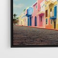 Obraz w ramie 50x50 - Ekspresja marzeń i tęsknot - pastelowe kolorowe budynki, wzdłuż ulicy - rama czarna