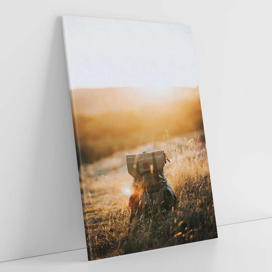 Obraz na płótnie 70x100 - Podróżniczy bukiet na łące - plecak, podróż