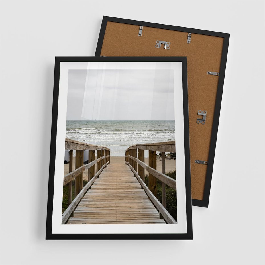 Plakat w ramie 50x70 - Morze i drewniany pomost - morze, pomost - rama czarna