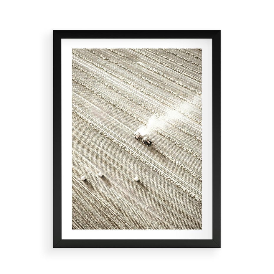 Plakat w ramie 50x70 - Pole i Żniwa na Malowniczym Zdjęciu - pole, traktor - rama czarna