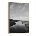 Obraz w ramie 50x70 - Nadmorska Melodia - czarno białe zdjęcie, plaża - rama drewno