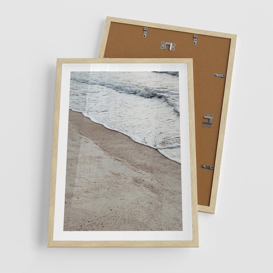 Plakat w ramie 50x70 - Brzeg Morza: Malownicza Plaża i Fale - morze, plaża - rama drewno