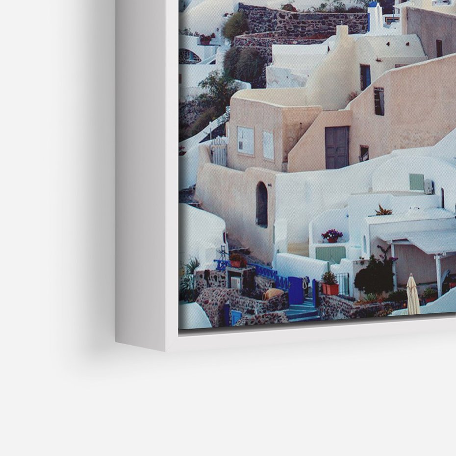 Obraz w ramie 80x120 - Biel ponad Błękitem - Santorini, białe budynki - rama biała