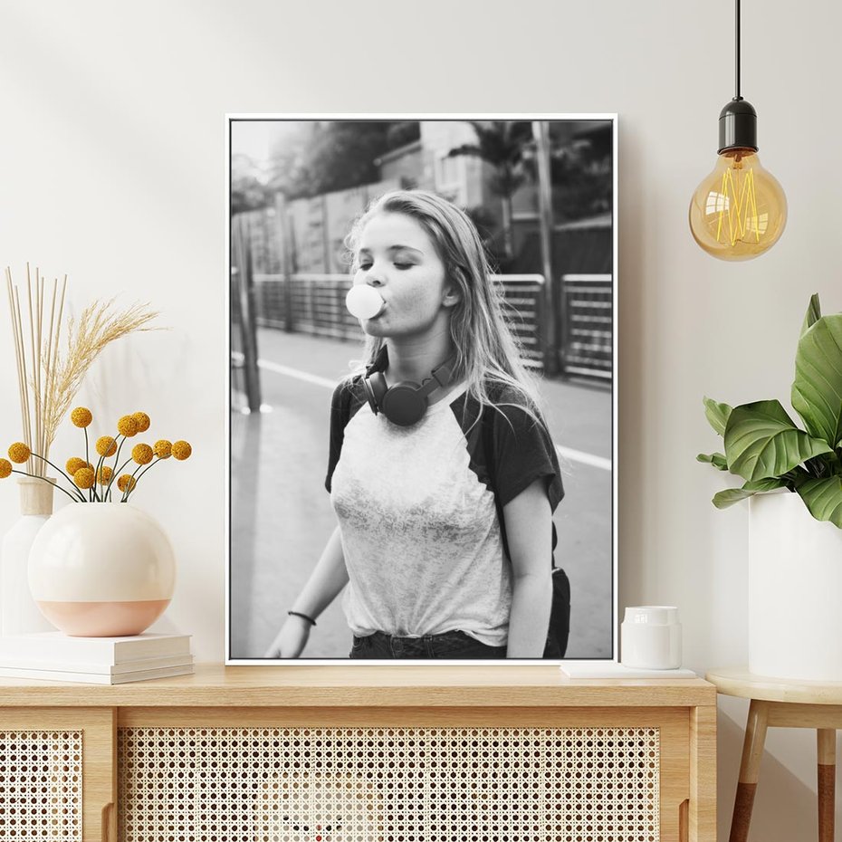 Obraz w ramie 80x120 - Letnia Młodość - nowoczesna fotografia, czarno biała - rama biała