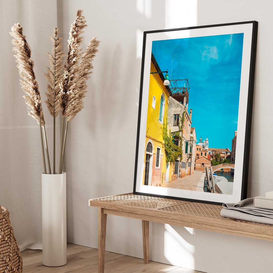 Plakat w ramie 50x70 - Przechadzka w Sercu Miasta - uliczka, perspektywa - rama czarna