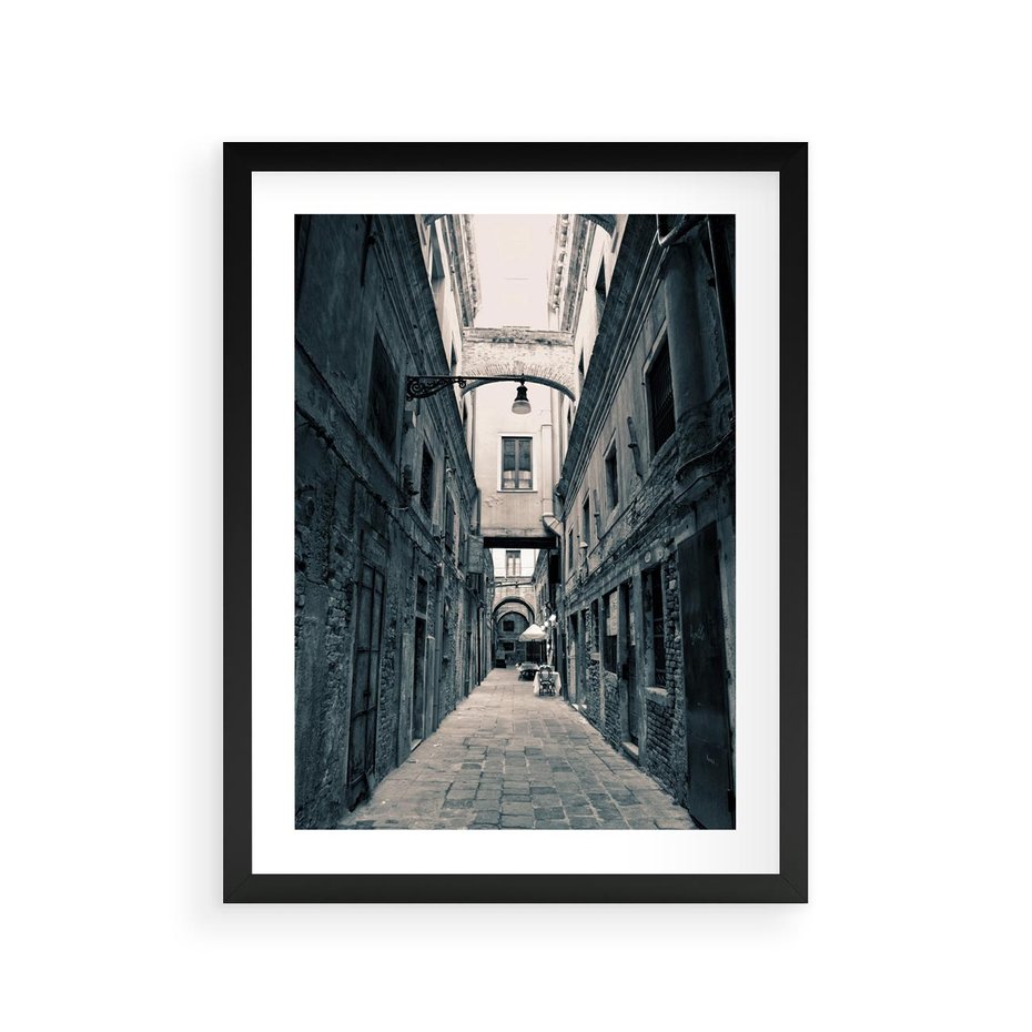 Plakat w ramie 30x40 - Odkryj tajemnice miasta - uliczka, perspektywa - rama czarna