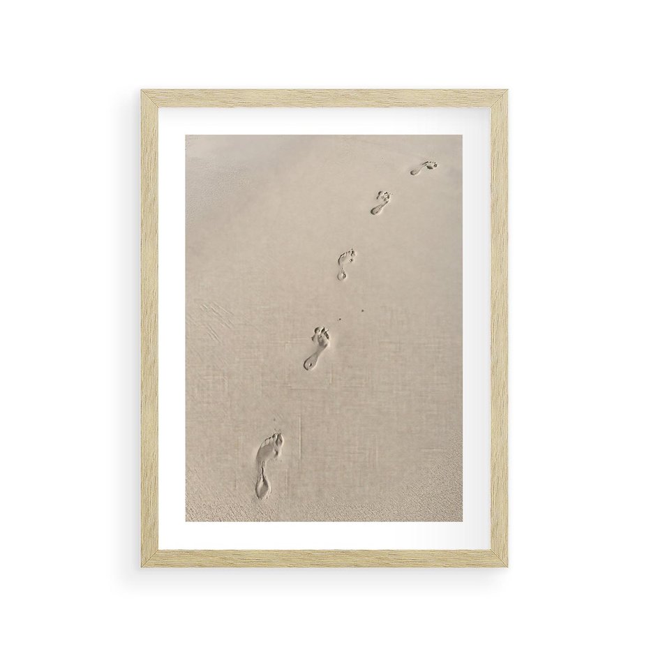 Plakat w ramie 30x40 - Ślady na Złocistym Piasku - piasek, ślady stóp na piasku - rama drewno