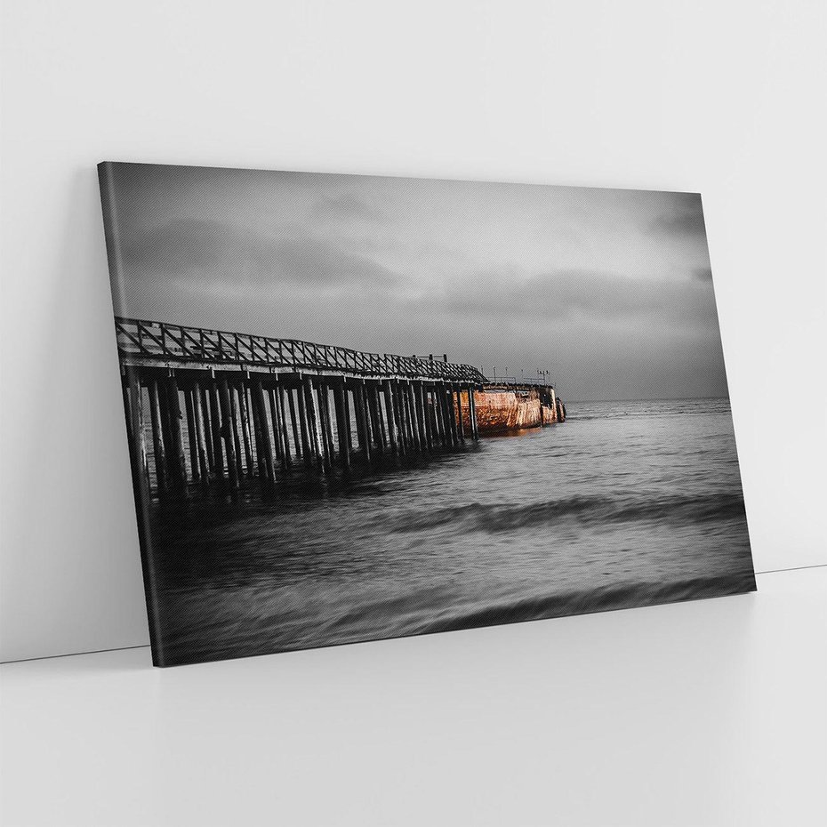 Obraz na płótnie 100x70 - Molo i wrak statku na plaży - molo, wrak