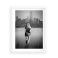 Plakat w ramie 50x70 - Kapiel w Mieście - czarno białe zdjęcie, kobieta wchodzi do wody - rama biała