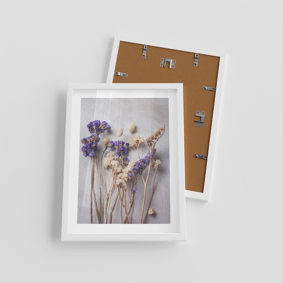 Plakat w ramie 30x40 - Błękitno-Biała Harmonia - suszone kwiaty, błekitne - rama biała