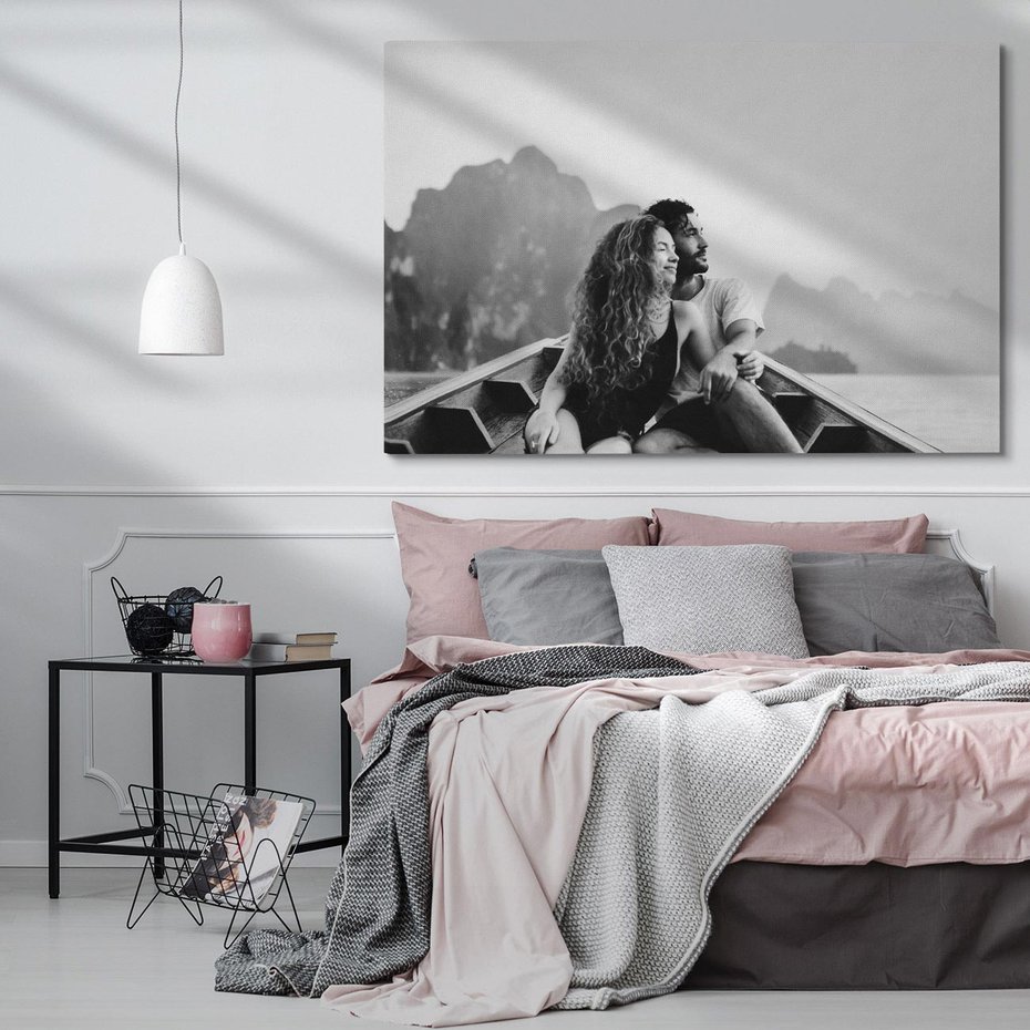 Obraz na płótnie 120x80 - Księga mglistych marzeń - czarno biała fotografia, para zakochanych w łodzi