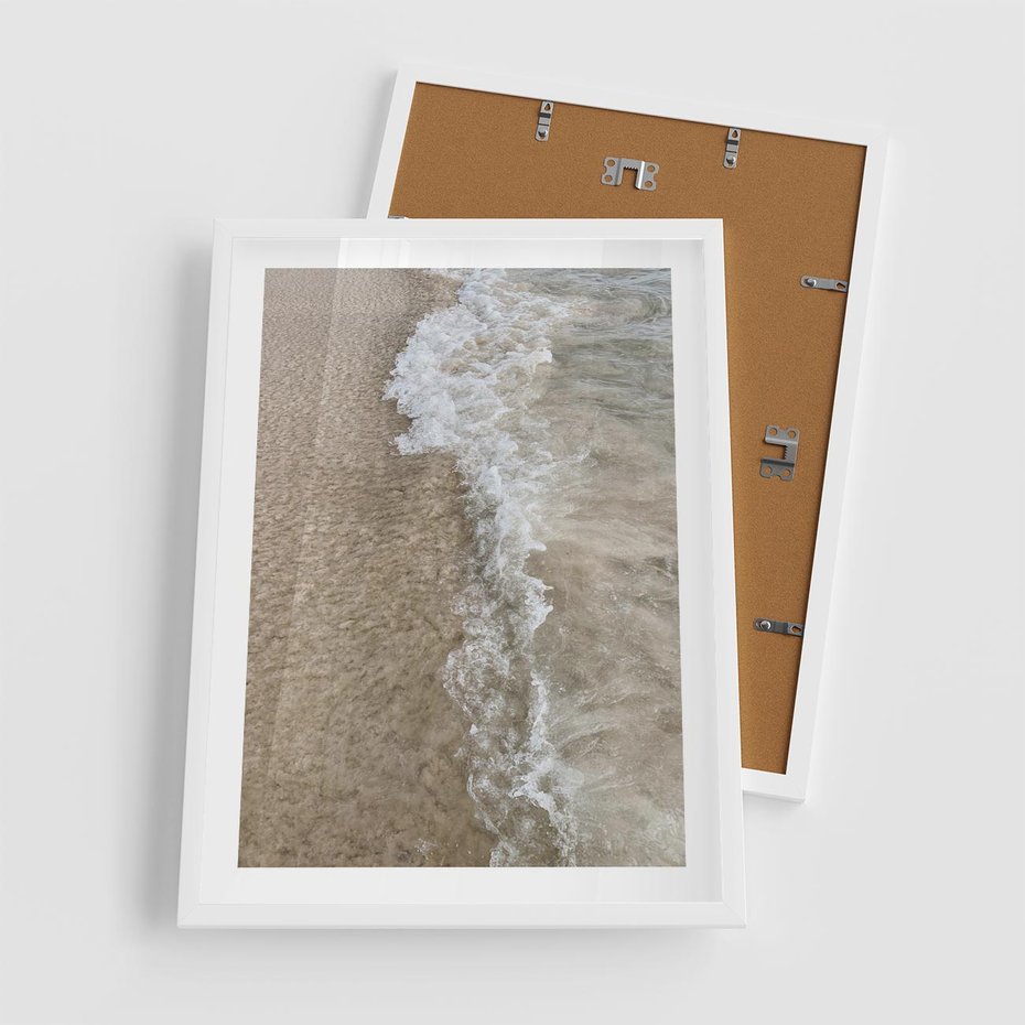 Plakat w ramie 50x70 - Fale Morza na Piasku - plaża, morze - rama biała