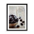 Plakat w ramie 50x70 - Smakowite rodzynki na talerzu - rodzynki, jedzenie - rama czarna