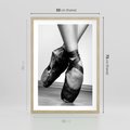 Plakat w ramie 50x70 - Taniec Zmysłów - artystyczne zdjęcie, odcienie szarości - rama drewno