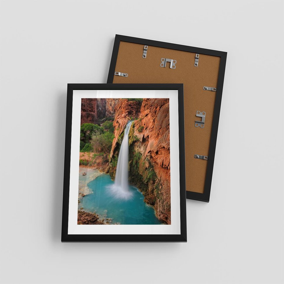 Plakat w ramie 30x40 - Wodospad wśród majestatycznych gór - wodospad, górski - rama czarna