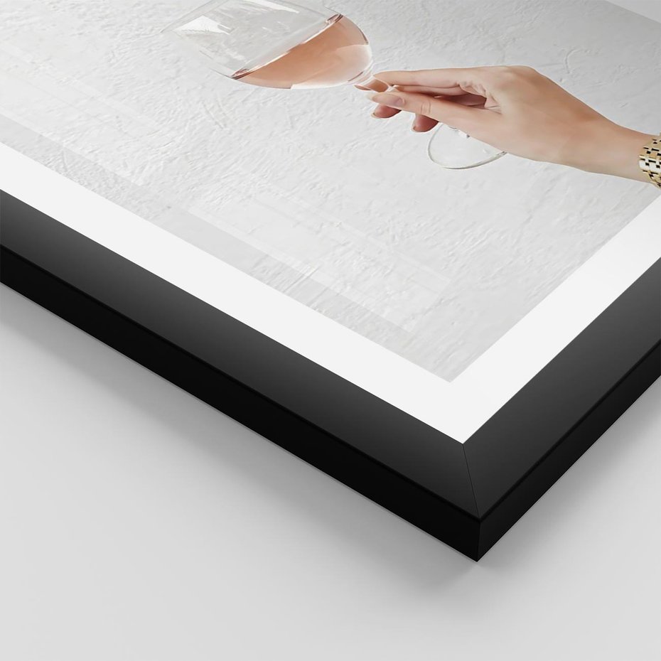 Plakat w ramie 50x70 - Kobieca Dłoń i Różowe Wino - kieliszek różowego wina, kobieca dłoń - rama czarna