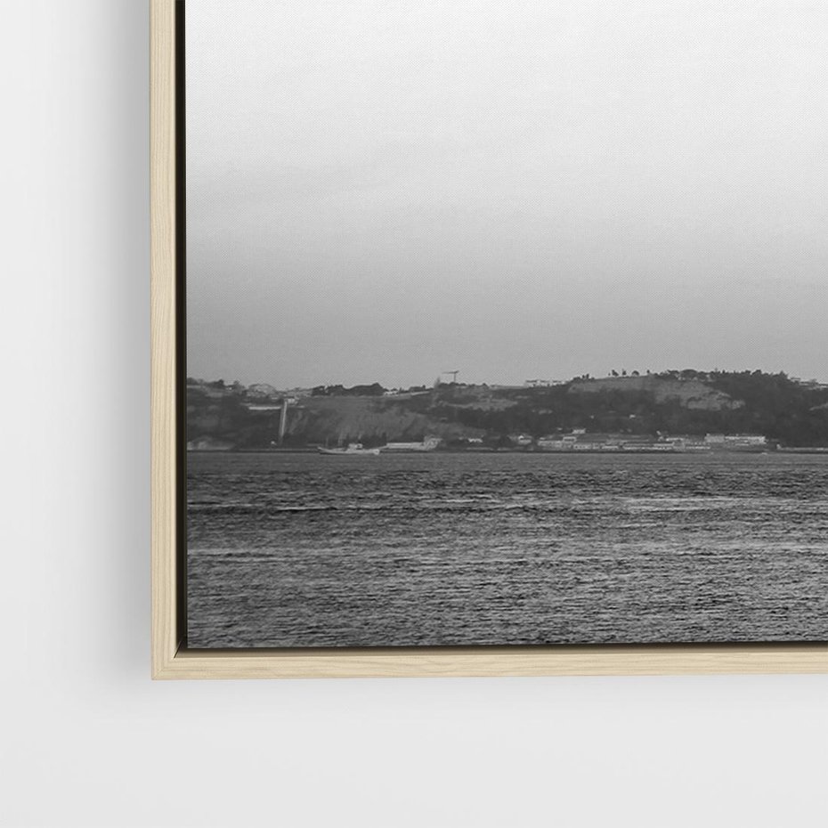 Obraz w ramie 120x80 - Majestatyczny Most - czarno biała fotografia, czerwony stalowy most nad rzeką - rama drewno