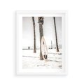 Plakat w ramie 40x50 - Plażowy Relaks - deska surfingowa, oparta o palmę - rama biała
