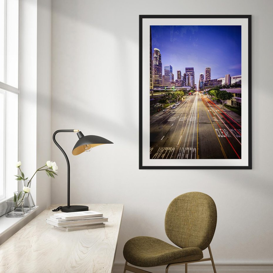 Plakat bez ramy 30x40 - Światło nocnej ulicy - miasto, nocą