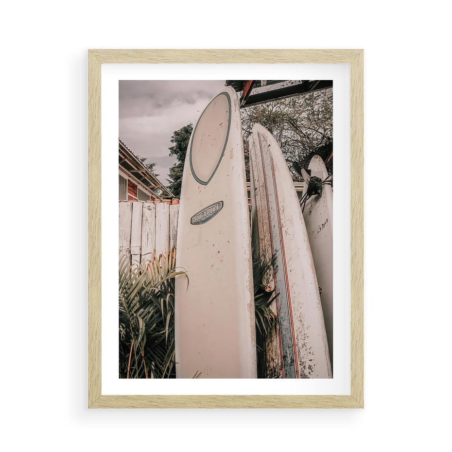 Plakat w ramie 50x70 - Deski Surfingowe czekają na Fale - deski surfingowe, stoją pod płotem - rama drewno