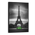 Obraz w ramie 70x100 - Paryskie Romantyczne Spotkanie - Eiffla, samochód - rama czarna