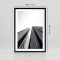 Plakat w ramie 50x70 - Monochromatyczna Wizja - architektura, wysoki wieżowiec - rama czarna