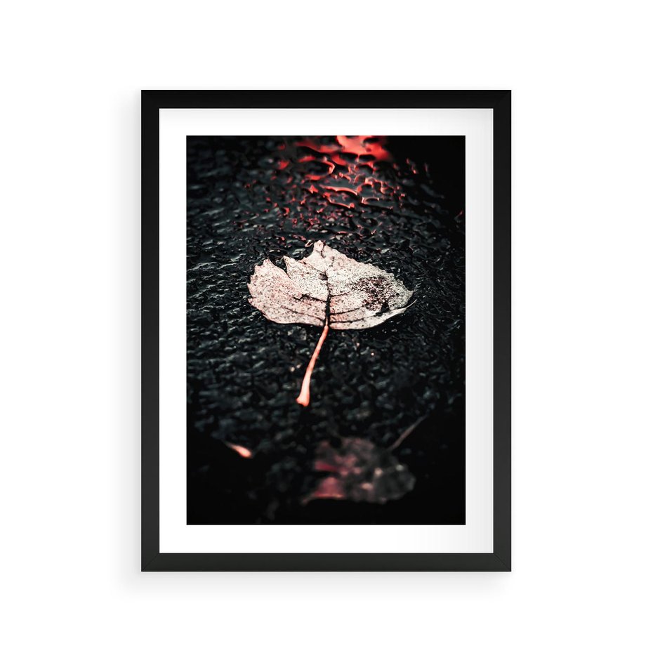 Plakat w ramie 30x40 - Jesień w Detalu: Liść na Mokrej Drodze - liść, jesień - rama czarna