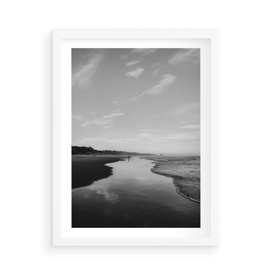 Plakat w ramie 50x70 - Nadmorska Melodia - czarno białe zdjęcie, plaża - rama biała