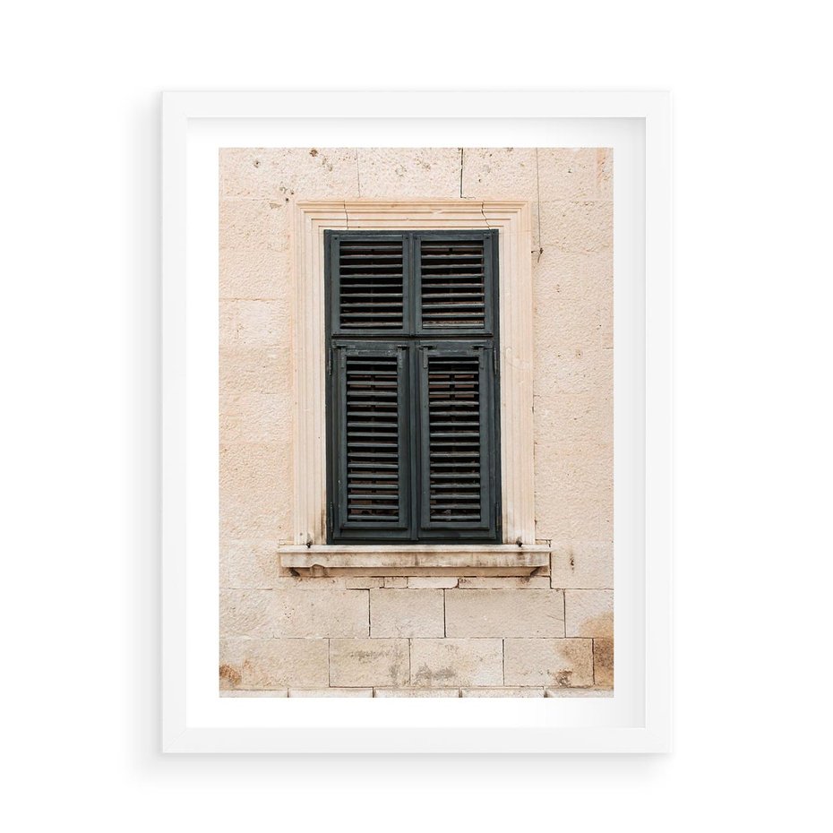 Plakat w ramie 50x70 - Urok Starego Okna z Zielonymi Okiennicami - stare okno, kamienica - rama biała