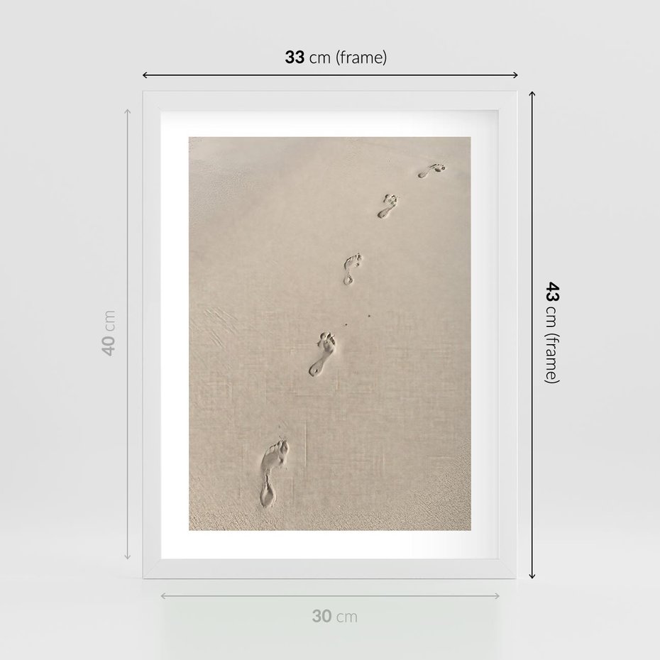 Plakat w ramie 30x40 - Ślady na Złocistym Piasku - piasek, ślady stóp na piasku - rama biała
