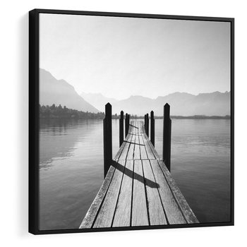 Obraz w ramie 50x50 - Spokojna Przystań - czarno biała fotografia, drewniany pomost na jeziorze - rama czarna