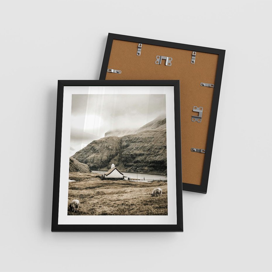 Plakat w ramie 40x50 - Kościół na Wzgórzu: Sepia Nostalgii - kościół w górach, na wzgórzu - rama czarna