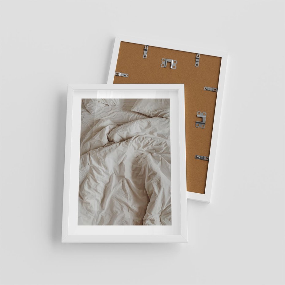 Plakat w ramie 30x40 - Spokojna Noc - biała pościel, zdjęcie do sypialni - rama biała