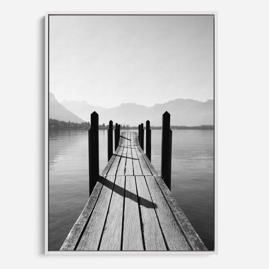 Obraz w ramie 80x120 - Spokojna Przystań - czarno biała fotografia, drewniany pomost na jeziorze - rama biała