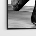 Obraz w ramie 50x70 - Taniec Zmysłów - artystyczne zdjęcie, odcienie szarości - rama czarna