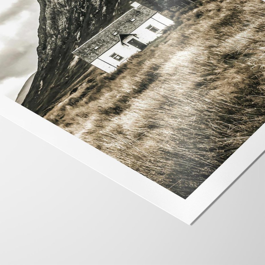 Plakat bez ramy 40x50 - Biały Domek w Sepii: Wiejski Urok - domek w górach, kolory sepii