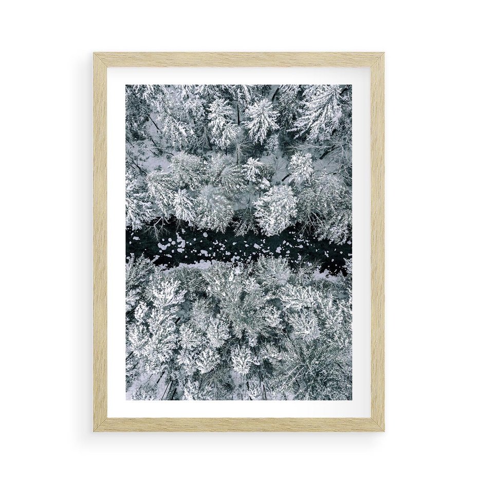 Plakat w ramie 50x70 - Zimowy Krajobraz z Góry - zdjęcie z góry, zaśnieżony las i zamarznięty strumyk - rama drewno