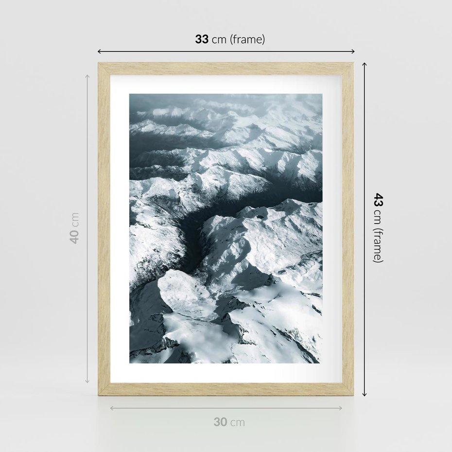 Plakat w ramie 30x40 - Ośnieżone Szczyty z Wysoka - ośnieżone szczyt górskie, zdjęcie z lotu ptaka - rama drewno