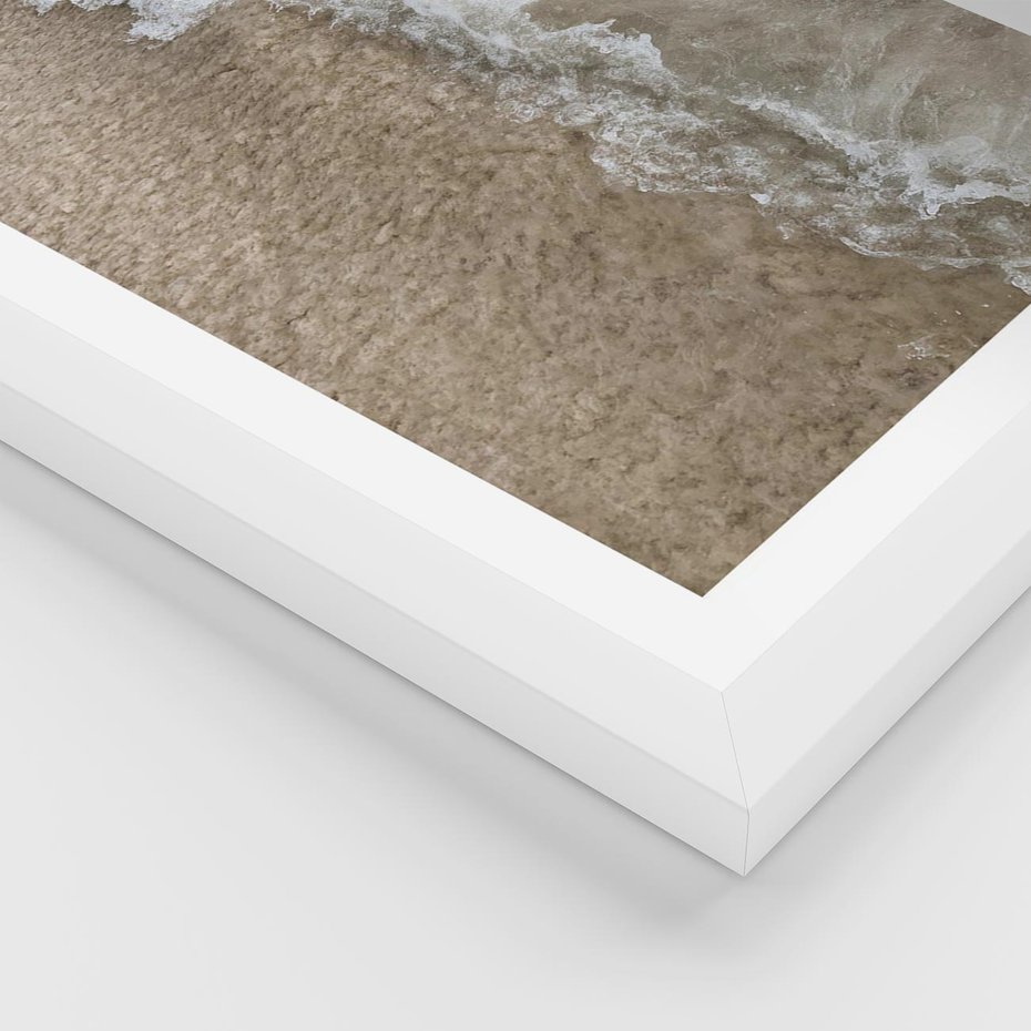 Plakat w ramie 30x40 - Fale Morza na Piasku - plaża, morze - rama biała