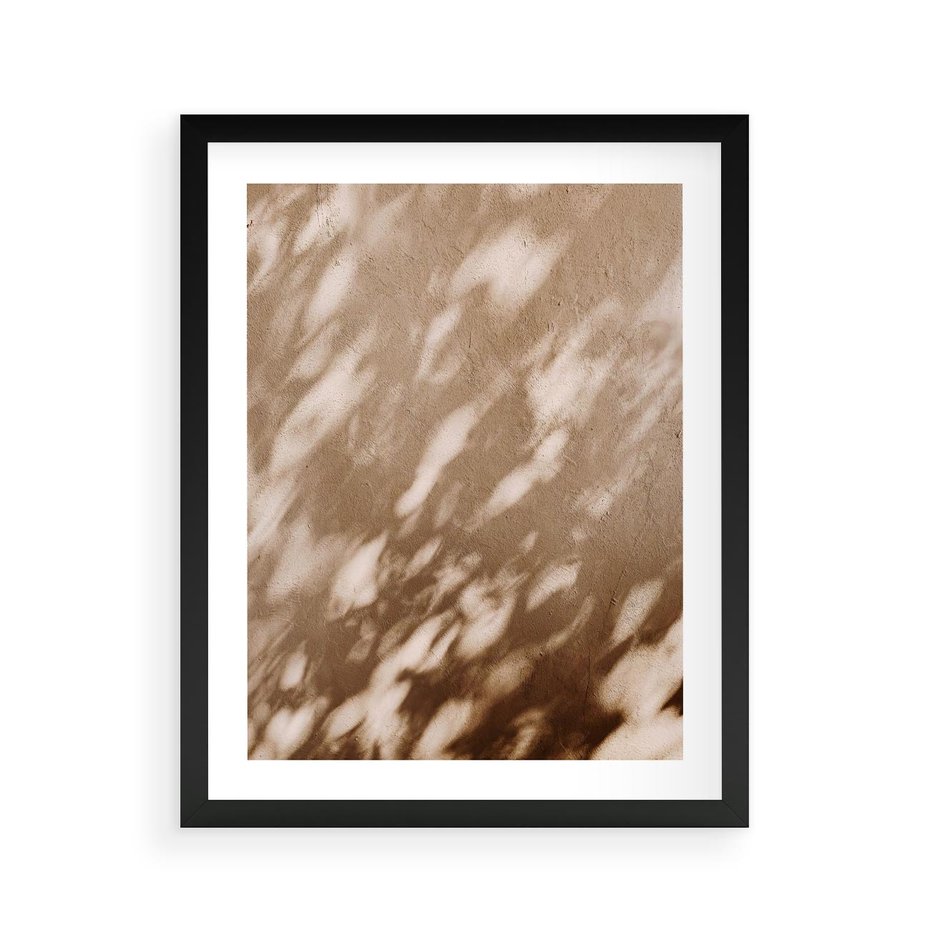 Plakat w ramie 40x50 - Abstrakcyjna Kompozycja: Cień na Ścianie - cień na ścianie, beżowe kolory - rama czarna