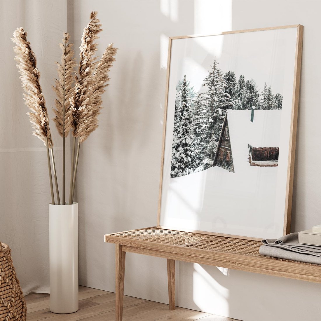 Plakat w ramie 50x70 - Zimowy Urok - śnieg, domek w górach - rama drewno