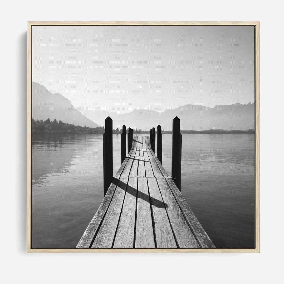 Obraz w ramie 80x80 - Spokojna Przystań - czarno biała fotografia, drewniany pomost na jeziorze - rama drewno