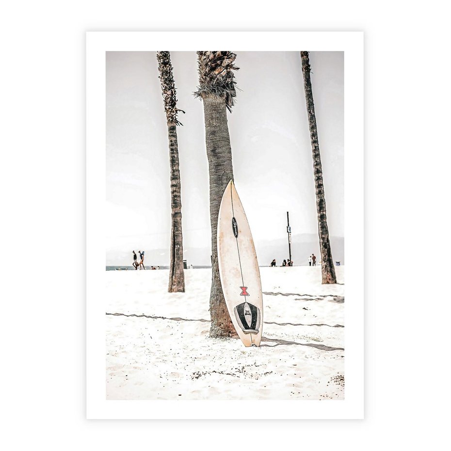 Plakat bez ramy 21x30 - Plażowy Relaks - deska surfingowa, oparta o palmę