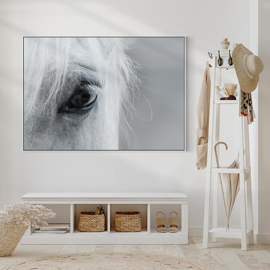 Obraz w ramie 70x50 - Oko Mocy - czarno białe zdjęcie, zbliżenie makro na oko konia - rama biała