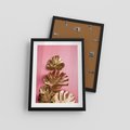 Plakat w ramie 30x40 - Złote Liście Monstery: Delikatność na Różowym Tle - złote liście monstery, różowe tło - rama czarna